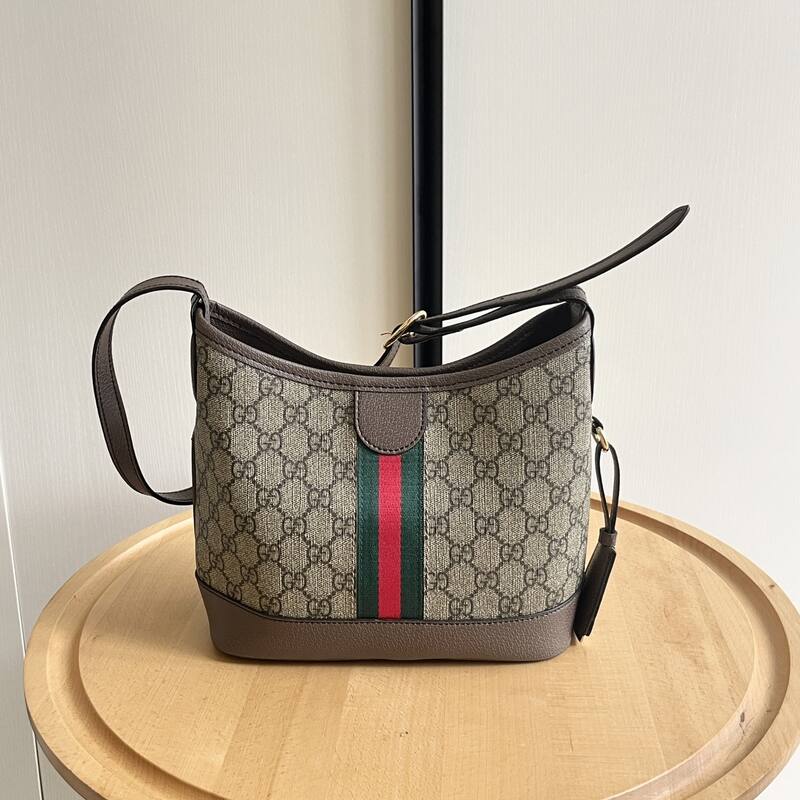 Gucci GG Supreme canvas with brown trim 23 21 shoulder — Top Quality Replica