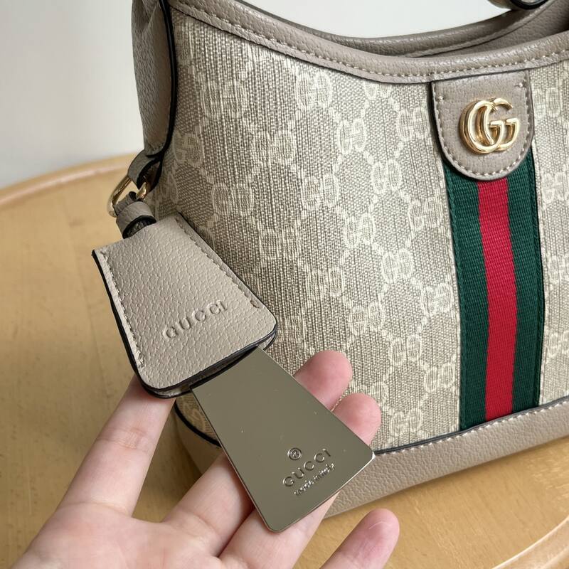 Gucci 781402 Beige GG Supreme canvas with taupe leather and green-red stripe 23 21 shoulder — AAA Quality Replica