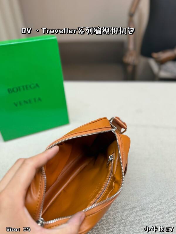 Bottega Veneta Traveller Caramel Intrecciato Leather crossbody — Premium Replica