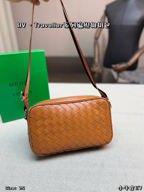Bottega Veneta Traveller Caramel Intrecciato Leather crossbody — Premium Replica