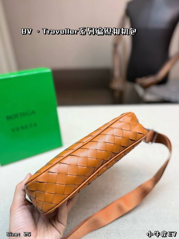 Bottega Veneta Traveller Caramel Intrecciato Leather crossbody — Premium Replica
