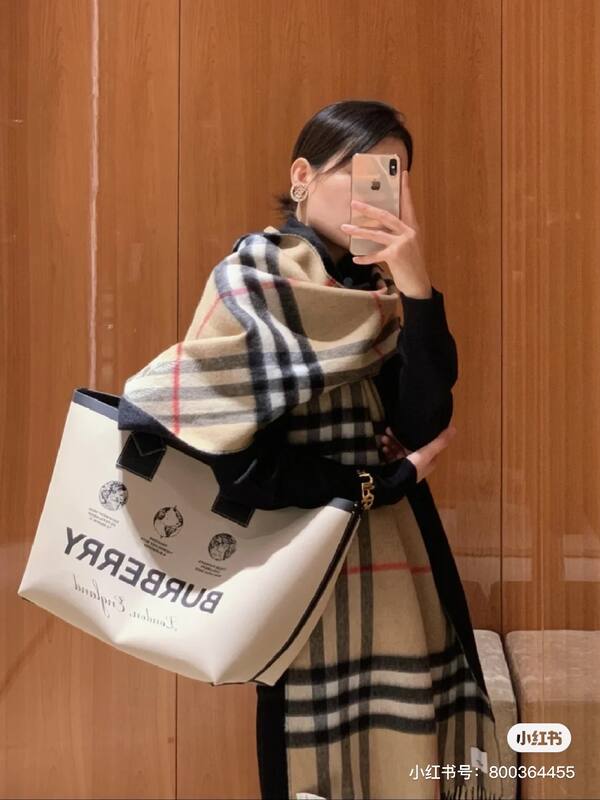 Burberry Black 40x30x16cm shoulder bag — Premium Replica