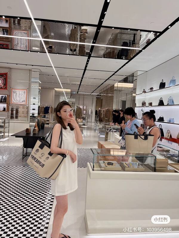 Burberry Black 40x30x16cm shoulder bag — Premium Replica