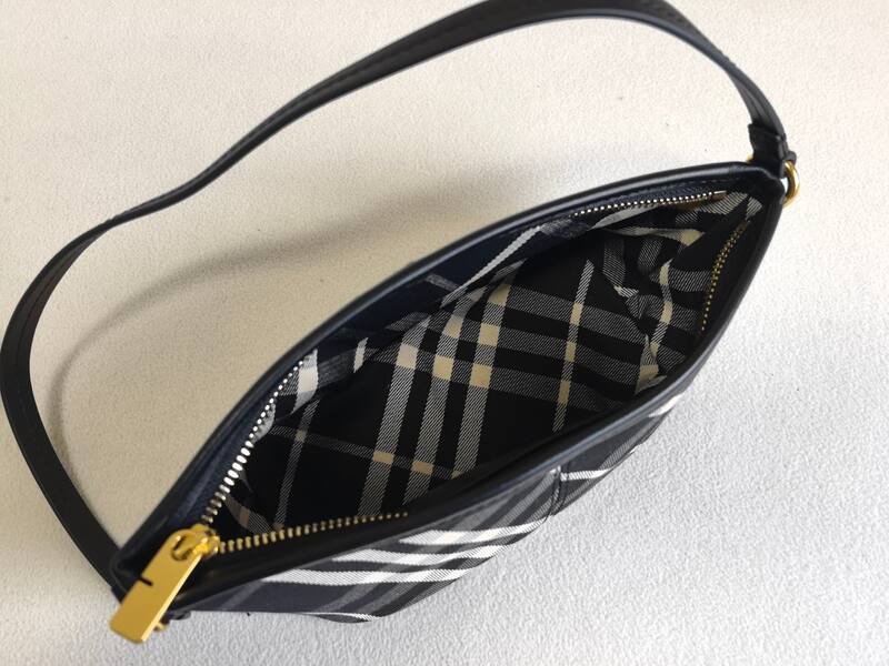 Burberry Black shoulder bag — Top Quality Replica