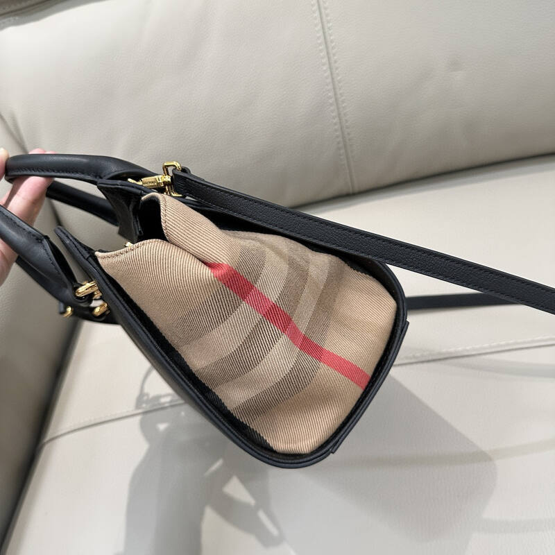 Burberry Black 25x18x10cm shoulder bag — Top Quality Replica