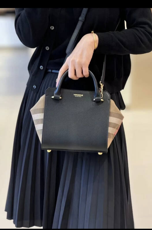 Burberry Black 25x18x10cm shoulder bag — Premium Replica