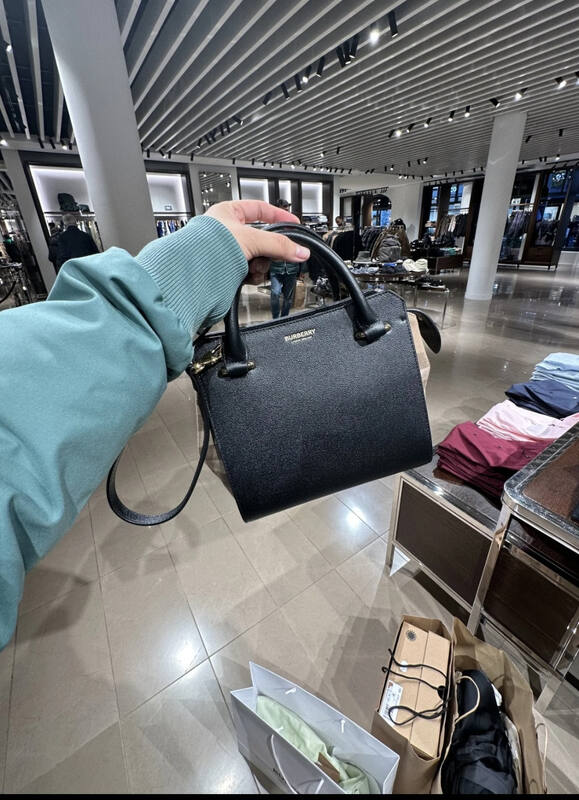 Burberry Black 25x18x10cm shoulder bag — Premium Replica