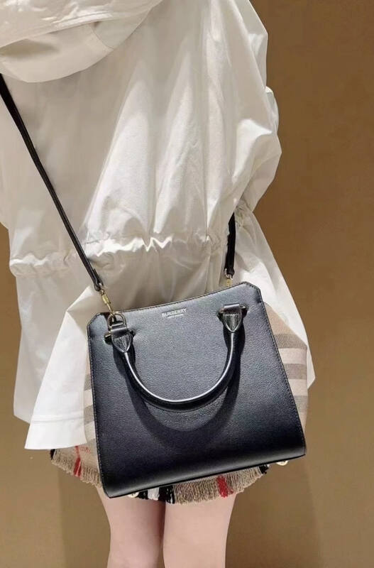 Burberry Black 25x18x10cm shoulder bag — Premium Replica