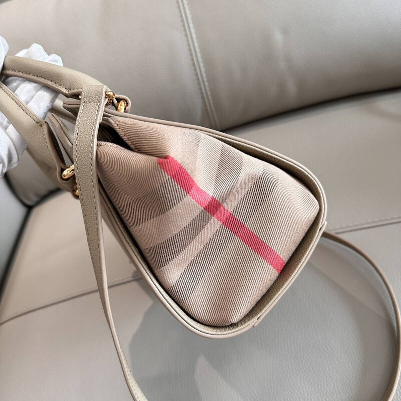 Burberry Beige 25x18x10cm shoulder bag — AAA Quality Replica