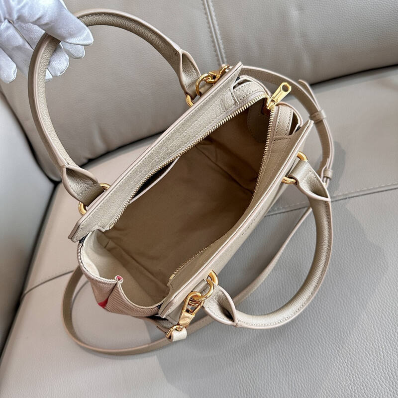 Burberry Beige 25x18x10cm shoulder bag — AAA Quality Replica