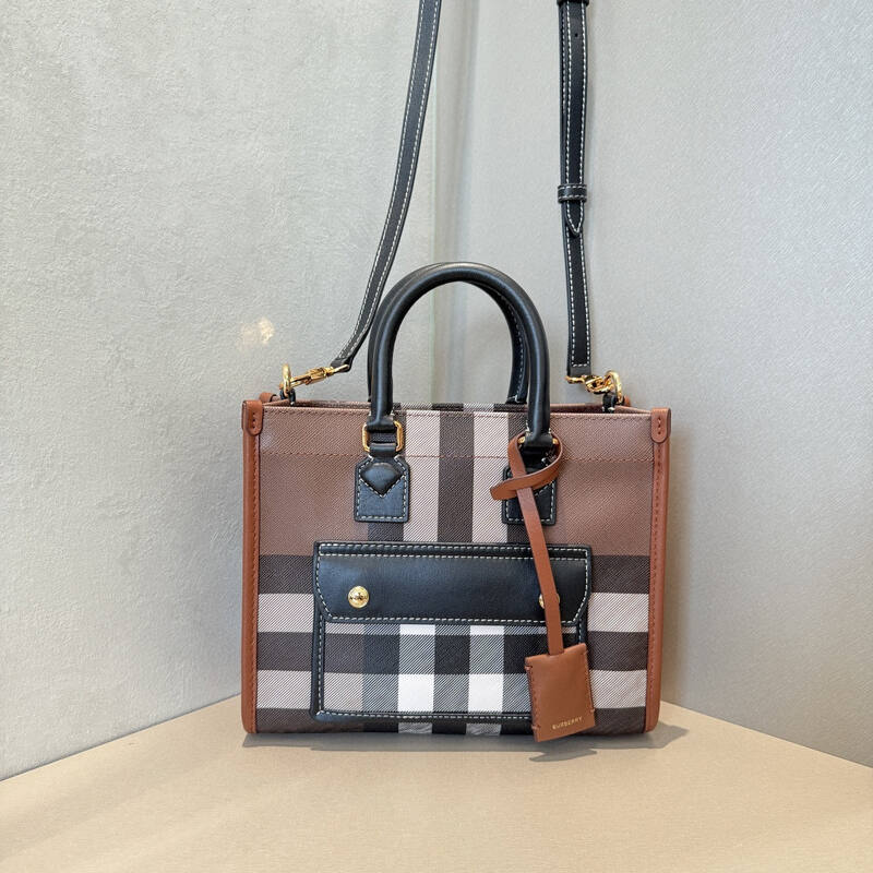 Burberry Black shoulder bag — 1:1 Replica