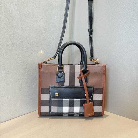 Burberry Black 18x12cm shoulder bag 1 1 Replica