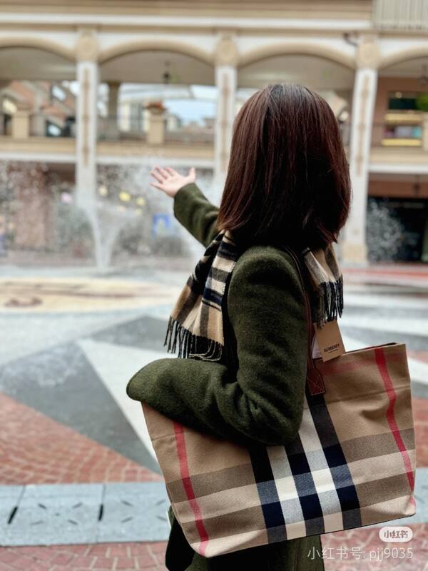 Burberry shoulder bag — 1:1 Replica