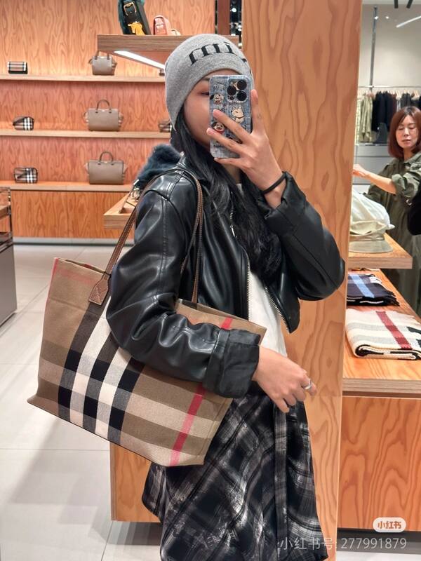 Burberry shoulder bag — 1:1 Replica