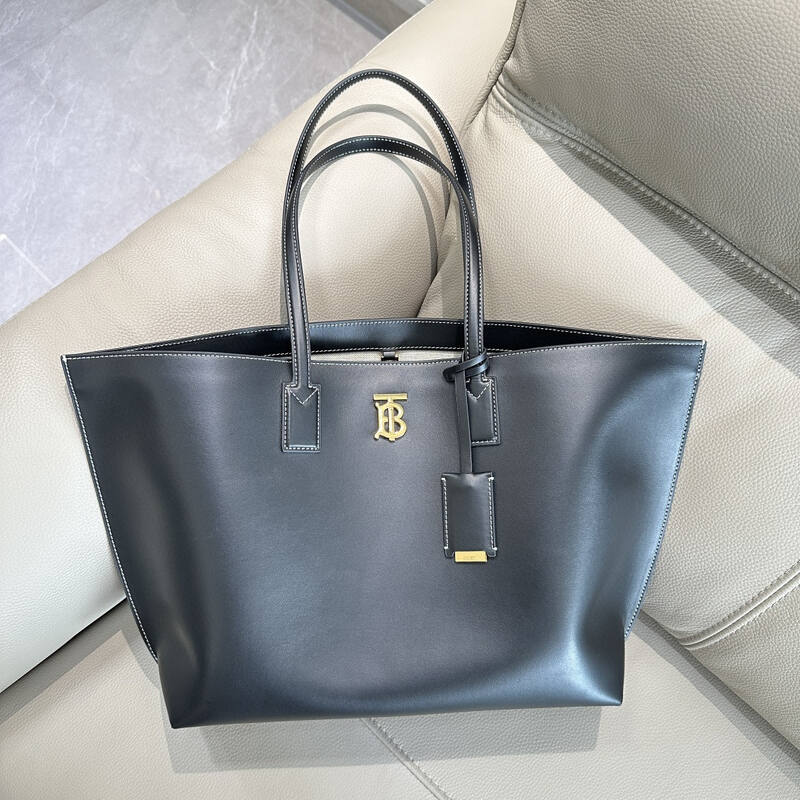 Burberry Black shoulder bag — Premium Replica