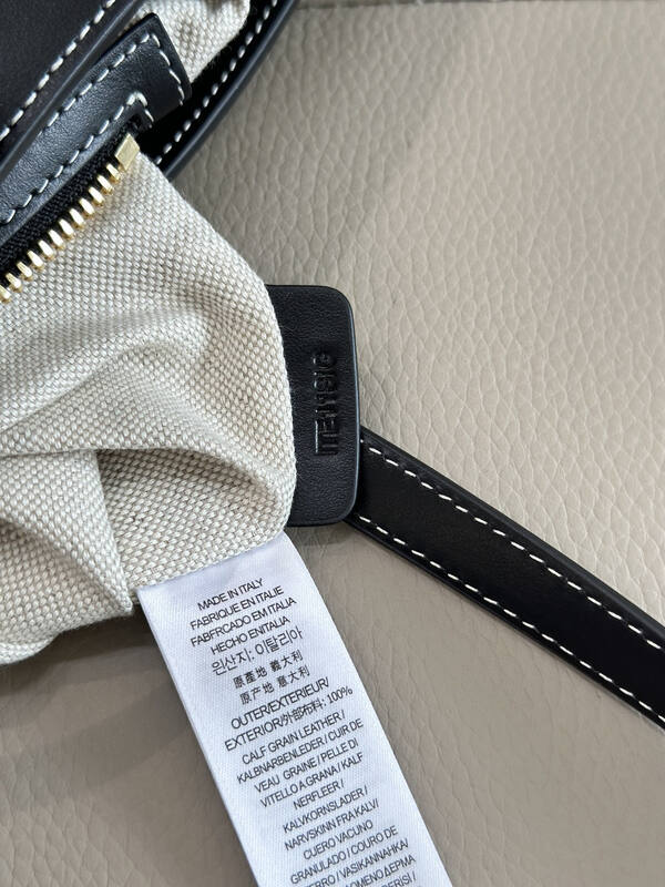 Burberry Black shoulder bag — Premium Replica