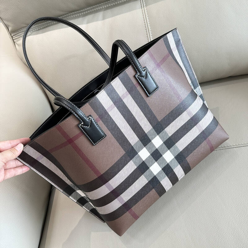 Burberry shoulder bag — Premium Replica