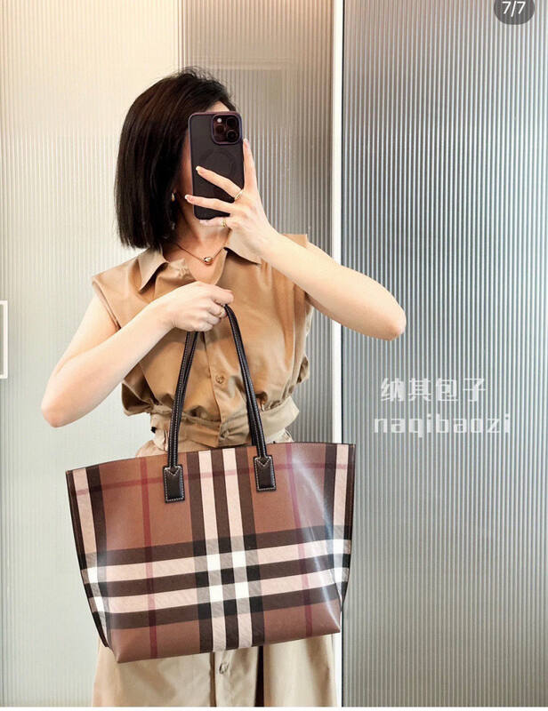 Burberry Brown shoulder bag — Top Quality Replica