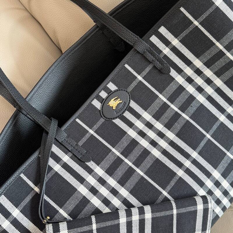 Burberry Black shoulder bag — Top Quality Replica