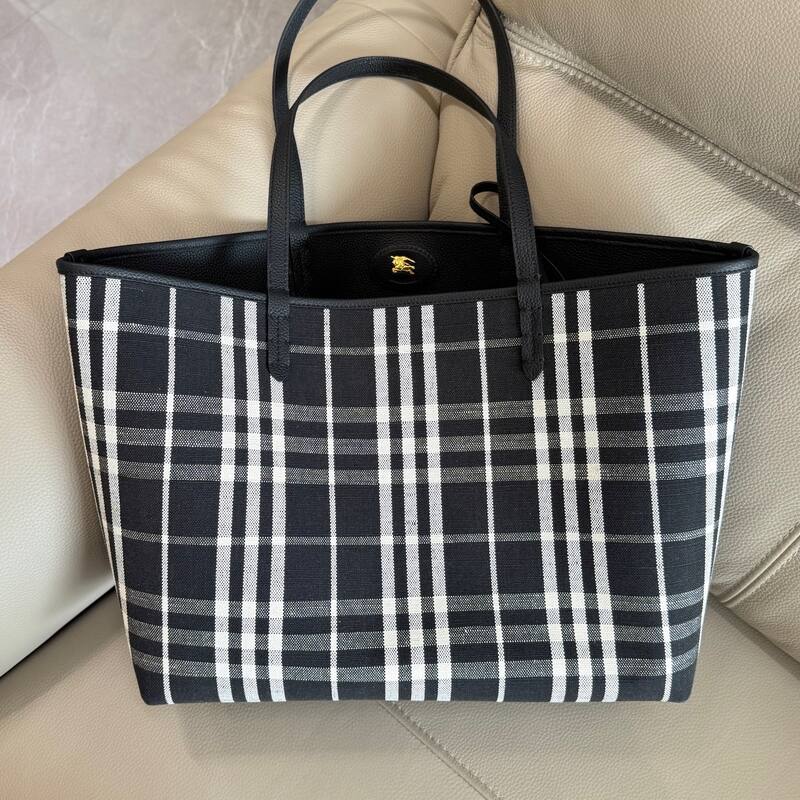 Burberry Black shoulder bag — Top Quality Replica