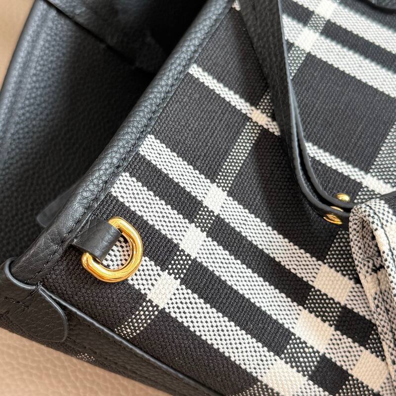 Burberry Black shoulder bag — Top Quality Replica