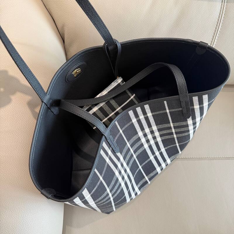 Burberry Black shoulder bag — Top Quality Replica