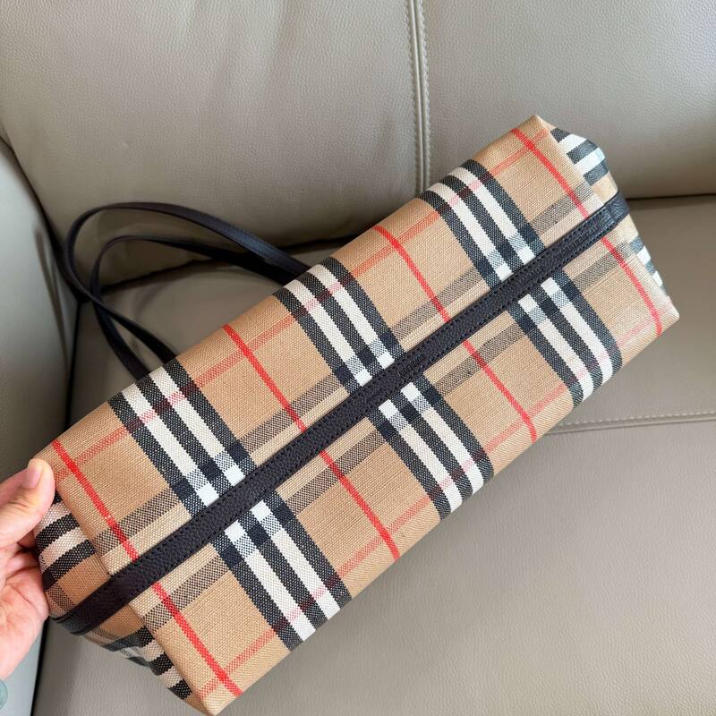 Burberry Black shoulder bag — Premium Replica