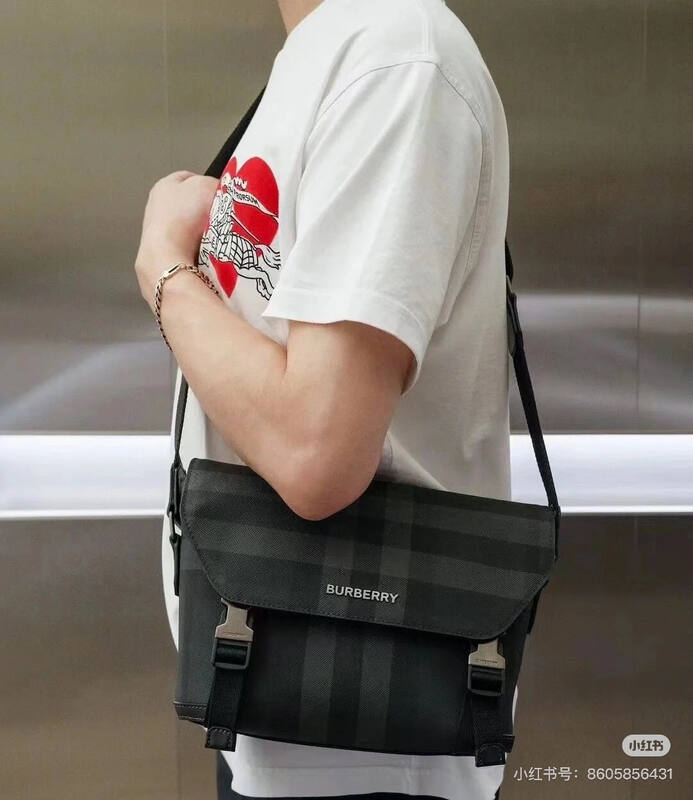 Burberry Black shoulder bag — Premium Replica