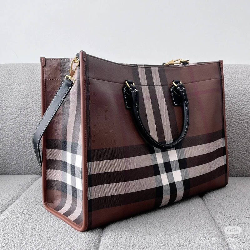 Burberry Black shoulder bag — 1:1 Replica