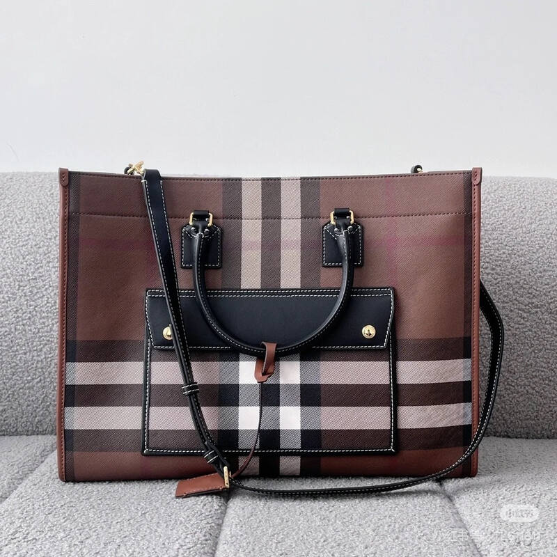 Burberry Black shoulder bag — 1:1 Replica