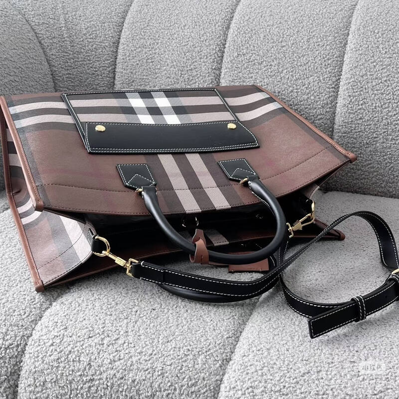 Burberry Black shoulder bag — 1:1 Replica