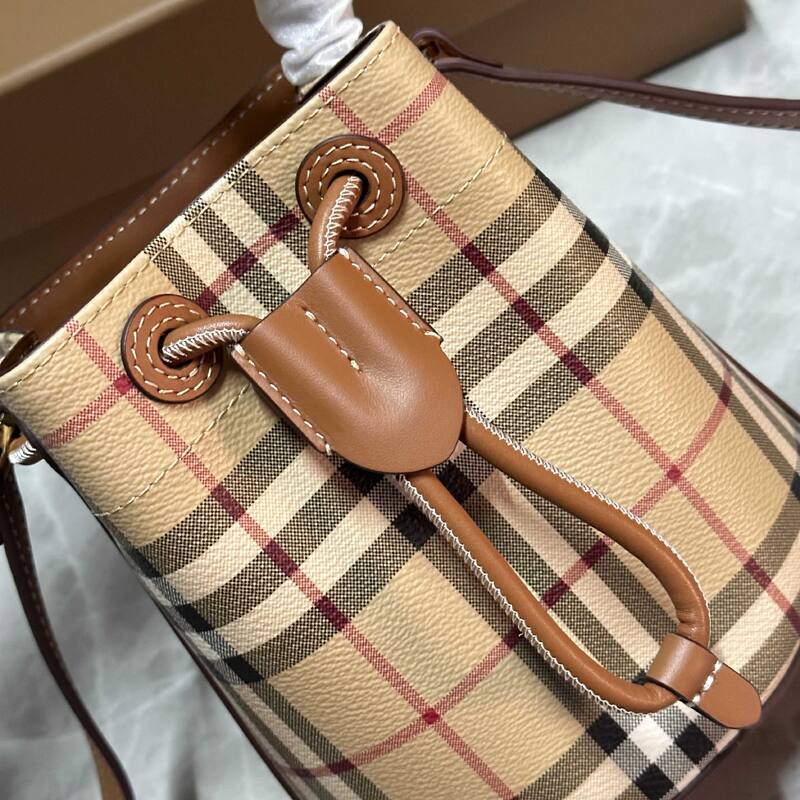 Burberry Haymarket Check with Brown Leather Trim 16x18x10cm bucket bag — Top Quality Replica