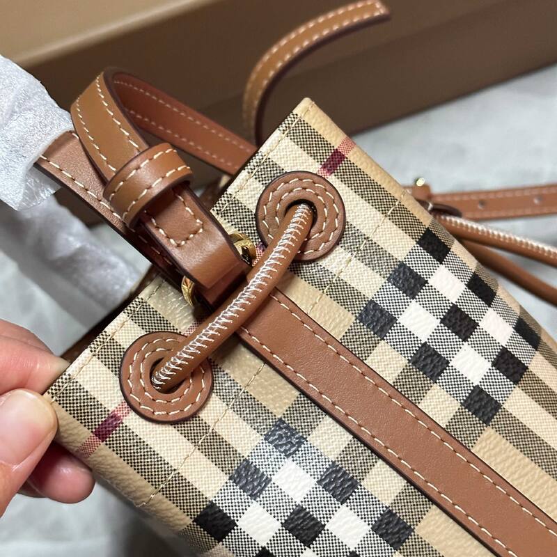 Burberry Haymarket Check with Brown Leather Trim 16x18x10cm bucket bag — Top Quality Replica
