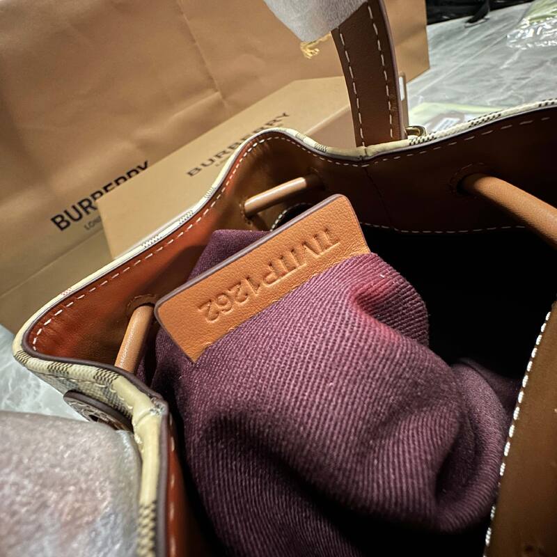 Burberry Haymarket Check Haymarket Check Tan Leather Trim 25x18x10cm bucket bag — AAA Quality Replica