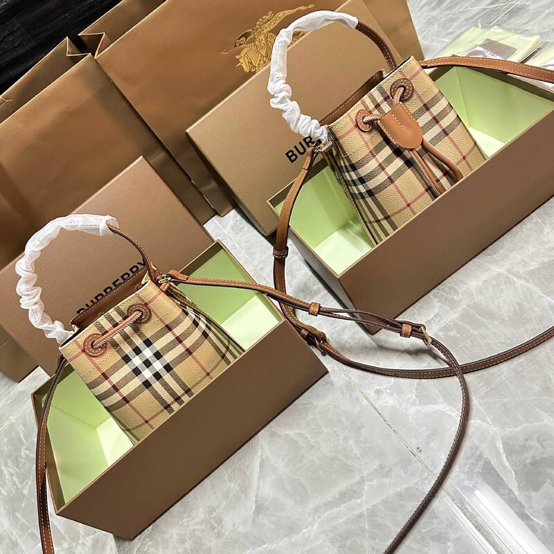 Burberry Haymarket Check with Brown Leather Trim 16x18x10cm bucket bag — Top Quality Replica