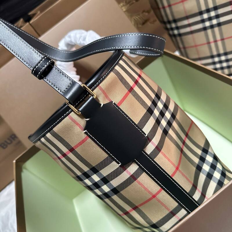 Burberry Black 25x18x10cm shoulder bag — 1:1 Replica