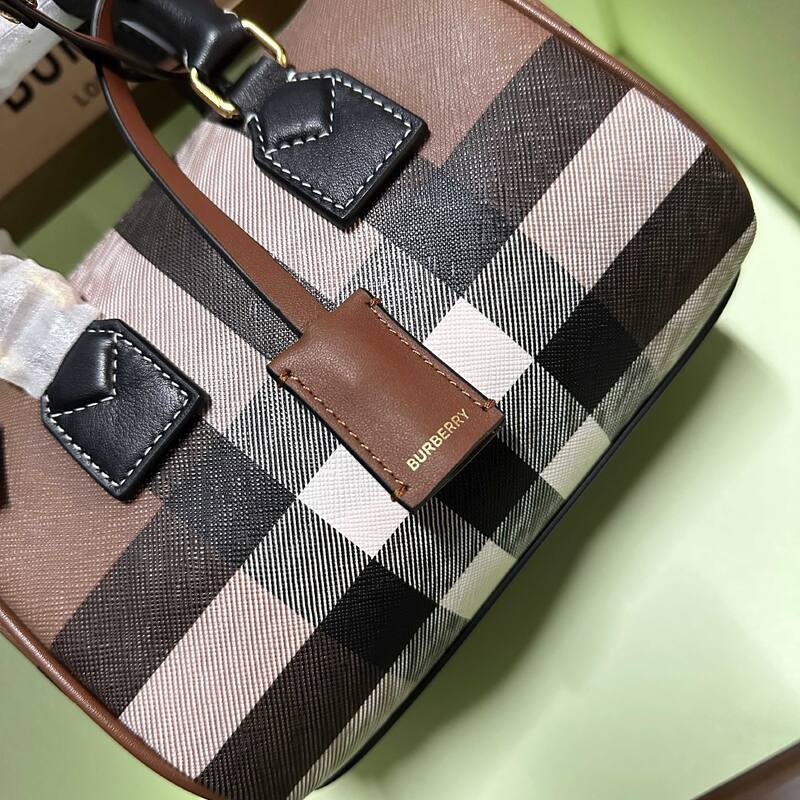 Burberry Black shoulder bag — Top Quality Replica