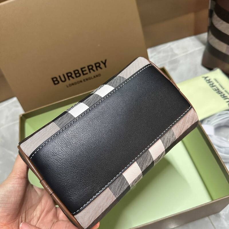 Burberry Black shoulder bag — Top Quality Replica