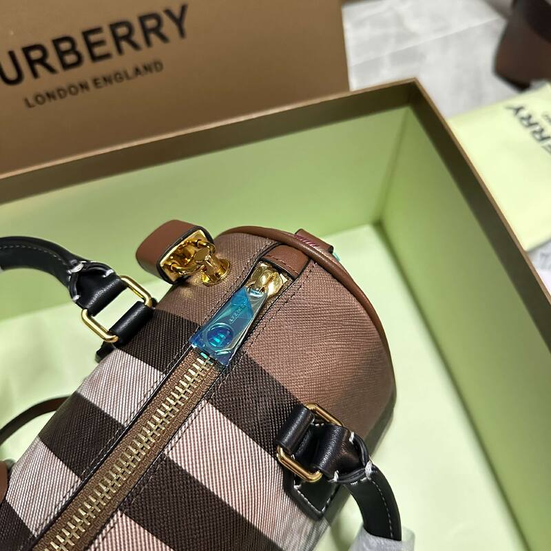 Burberry Black shoulder bag — Top Quality Replica
