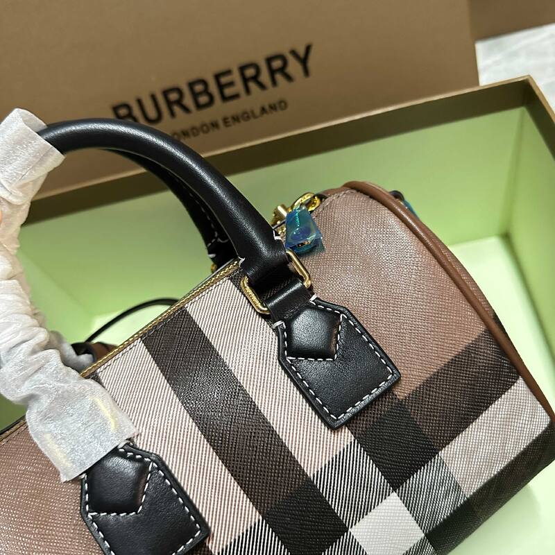 Burberry Black shoulder bag — Top Quality Replica