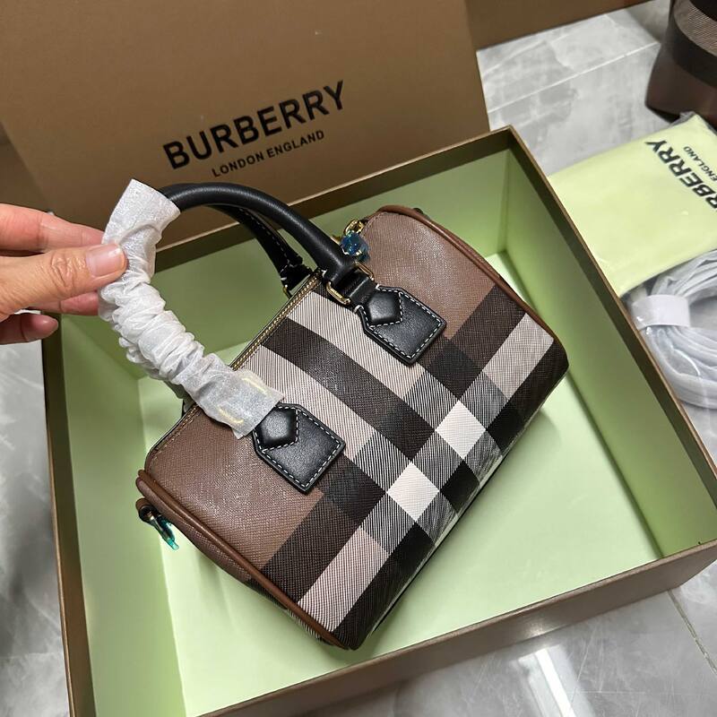Burberry Black shoulder bag — Top Quality Replica