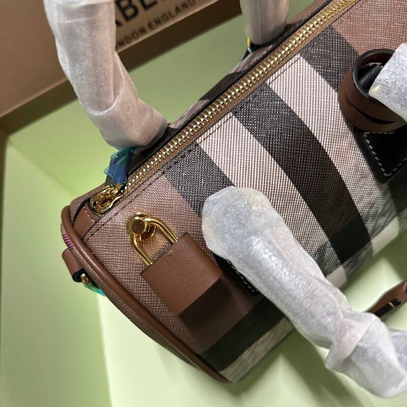 Burberry Black shoulder bag — Top Quality Replica