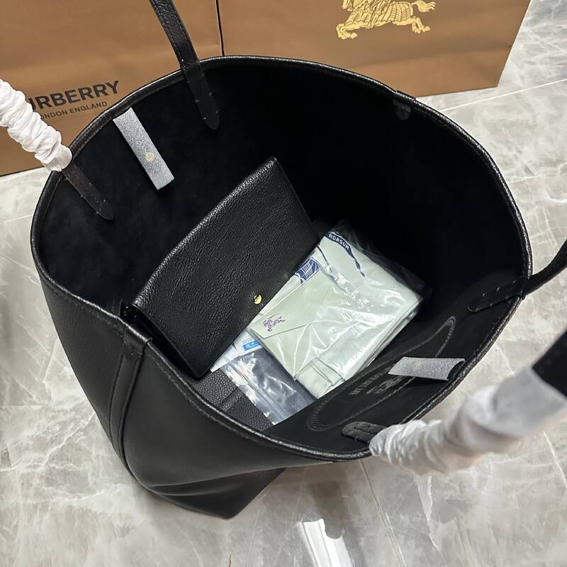 Burberry Black 40x30x16cm shoulder bag — Premium Replica
