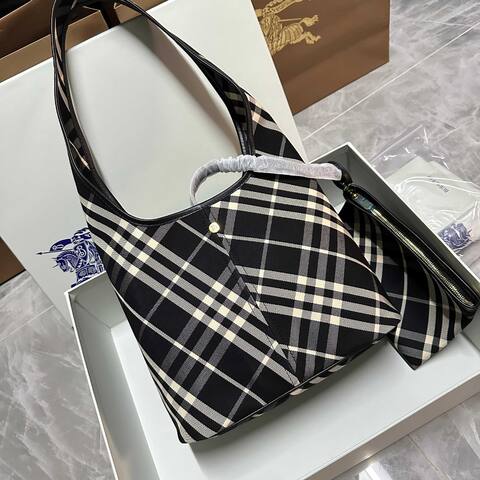 Burberry Black shoulder bag 1 1 Replica