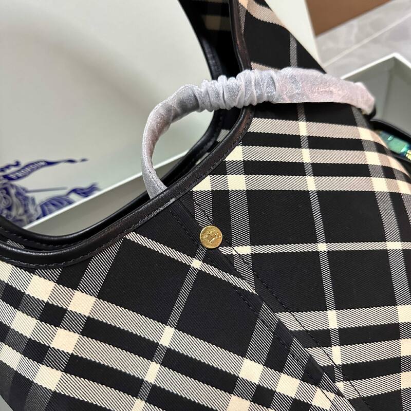 Burberry Black shoulder bag — 1:1 Replica