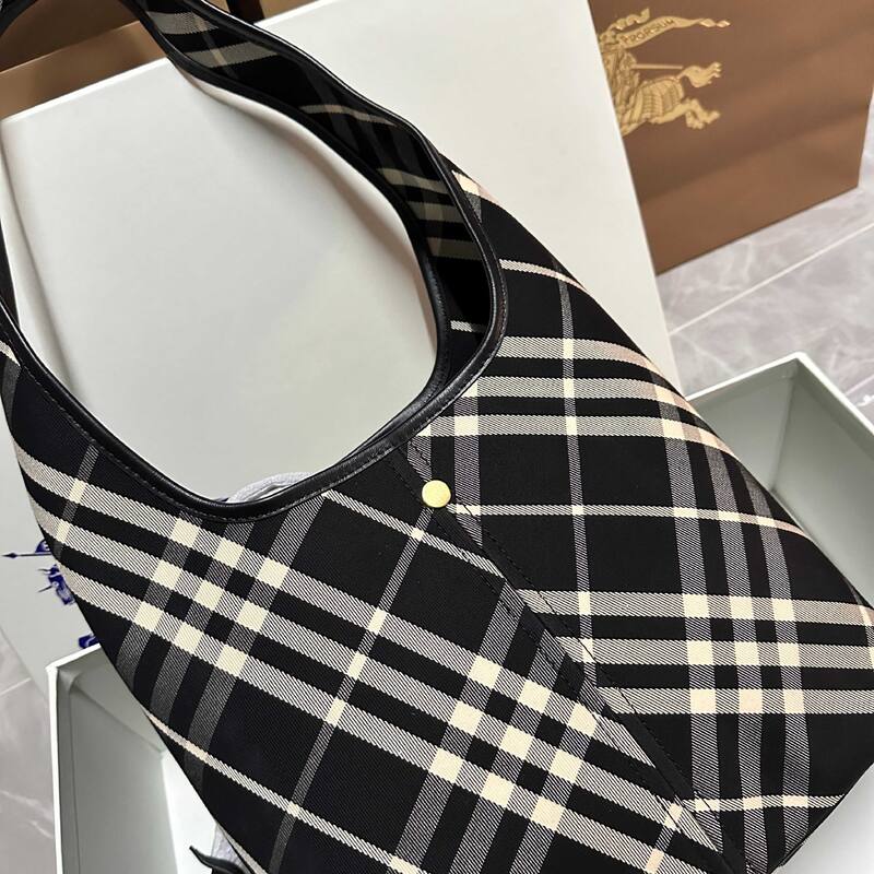 Burberry Black shoulder bag — 1:1 Replica