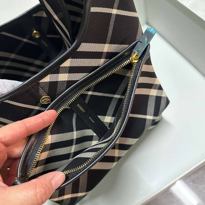 Burberry Black shoulder bag — 1:1 Replica