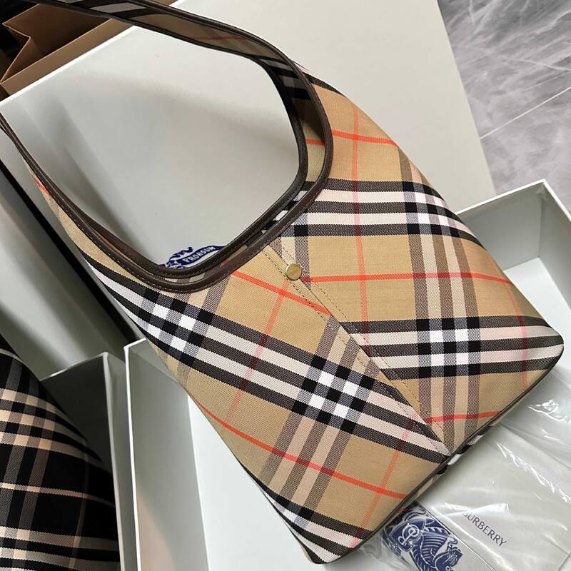 Burberry Black shoulder bag — Premium Replica