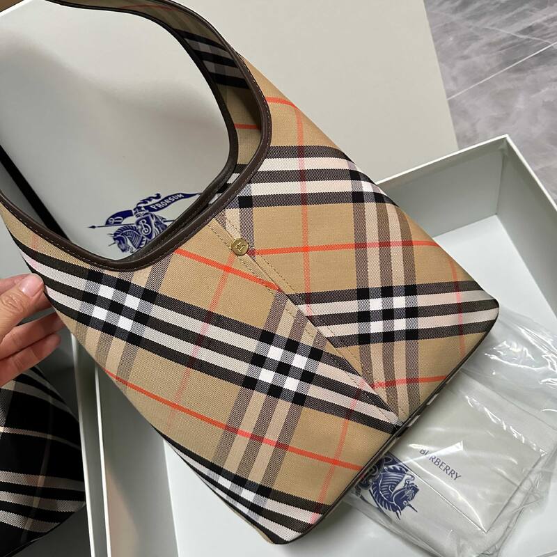 Burberry Black shoulder bag — Premium Replica