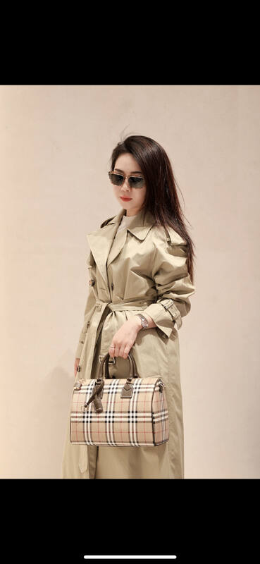Burberry Beige 30x22x12cm shoulder bag — AAA Quality Replica